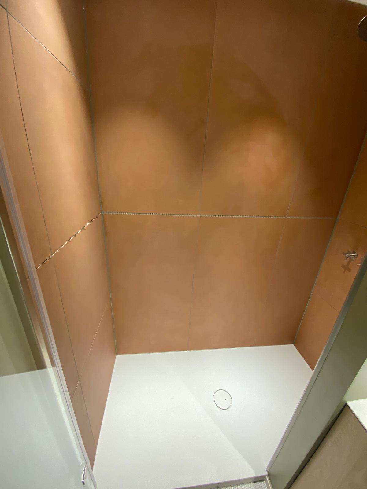 Douche carrelée avec robinetterie cuivre