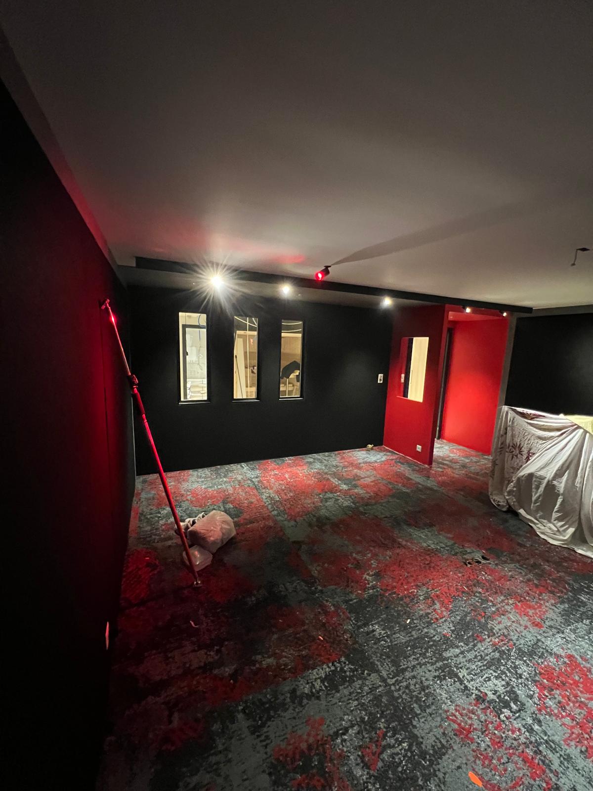 Salle noir et rouge, ambiance chaleureuse